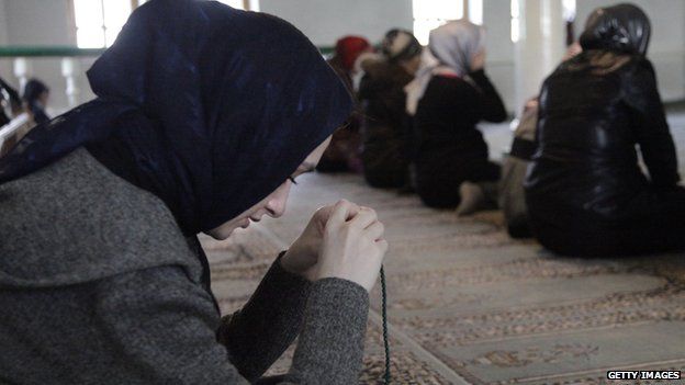 Wanita Muslimah Berdoa