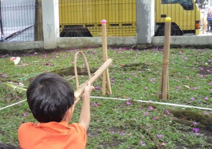 Permainan Masa Lalu Bermain Senapan Bambu