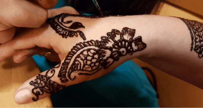 Contoh Gambar Henna Di Tangan Yang Mudah Ditiru 