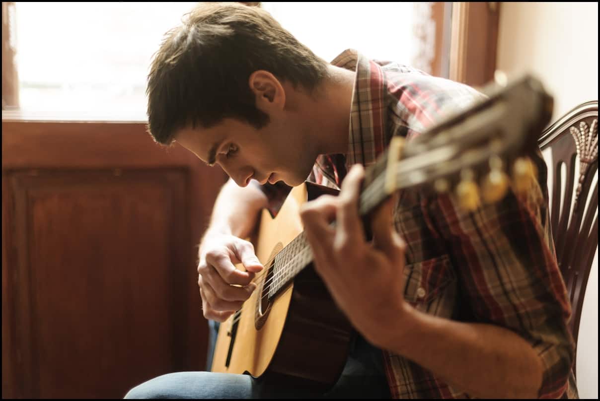 Bermain Gitar