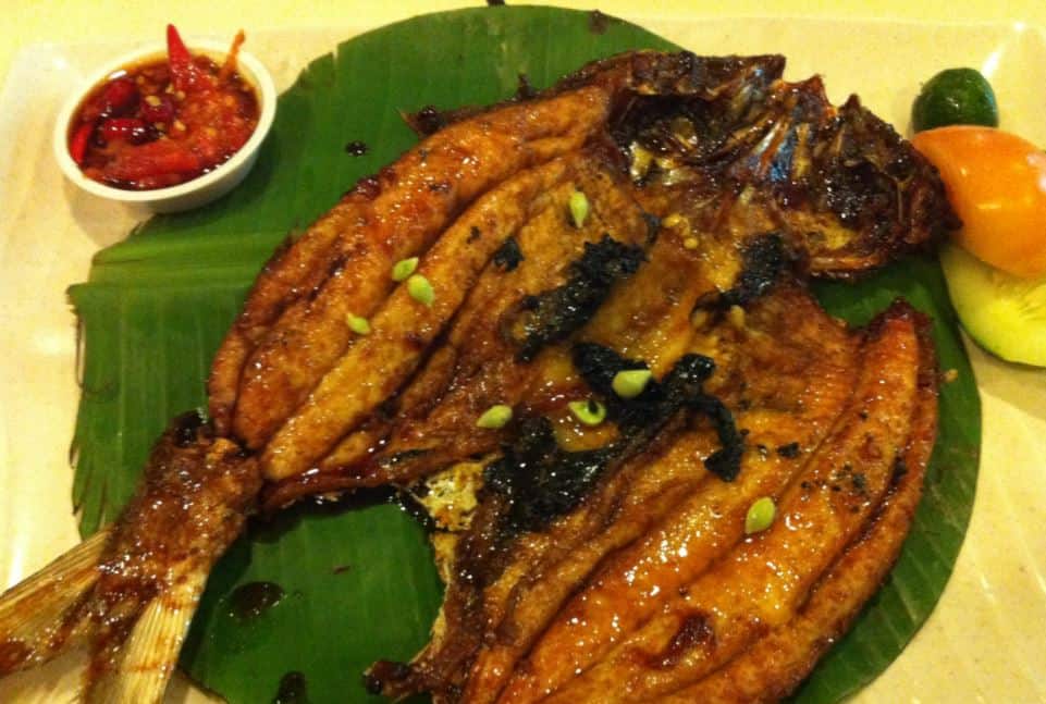 24 Makanan Khas Makassar yang Unik, Terkenal, dan Paling Enak