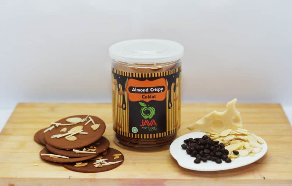 Almond Crispy kuliner wajib surabaya
