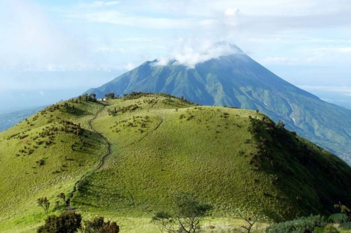 100+ Nama Gunung di Indonesia Beserta Ketinggian dan