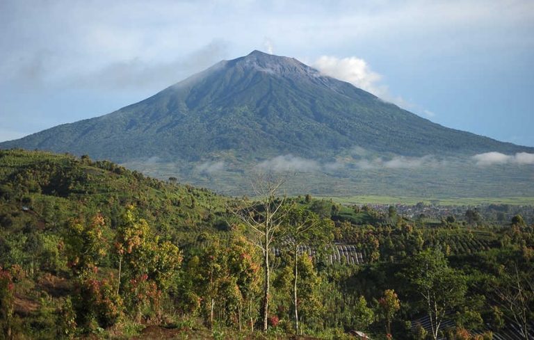 100+ Nama Gunung Di Indonesia Beserta Ketinggian Dan Lokasinya